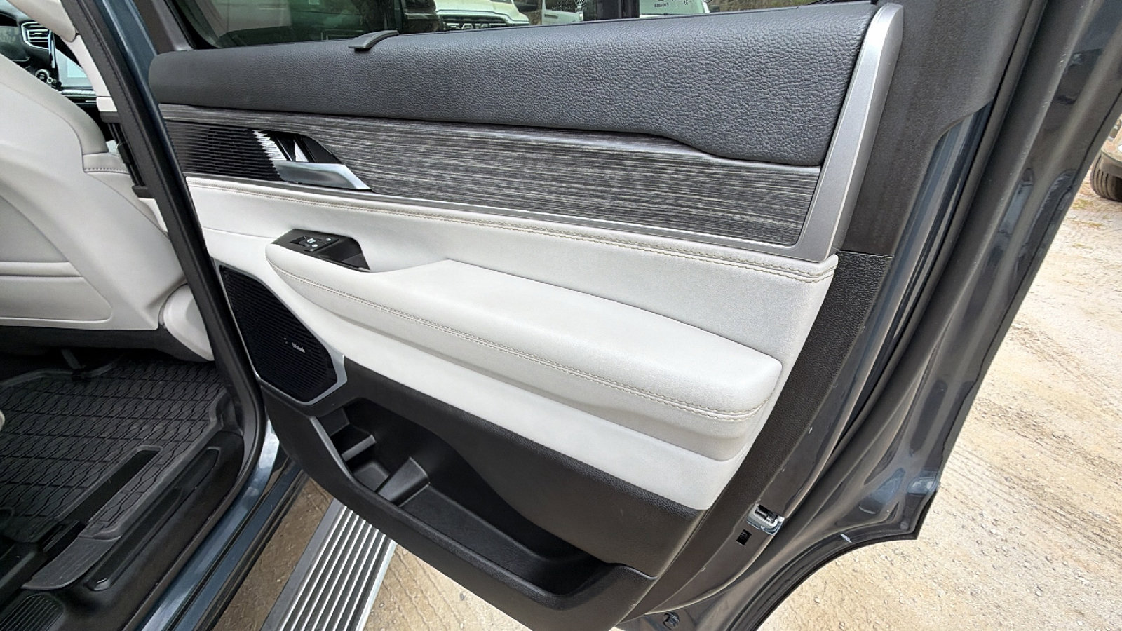 Used 2024 Jeep Wagoneer Series III w/ Premium Group I image 21