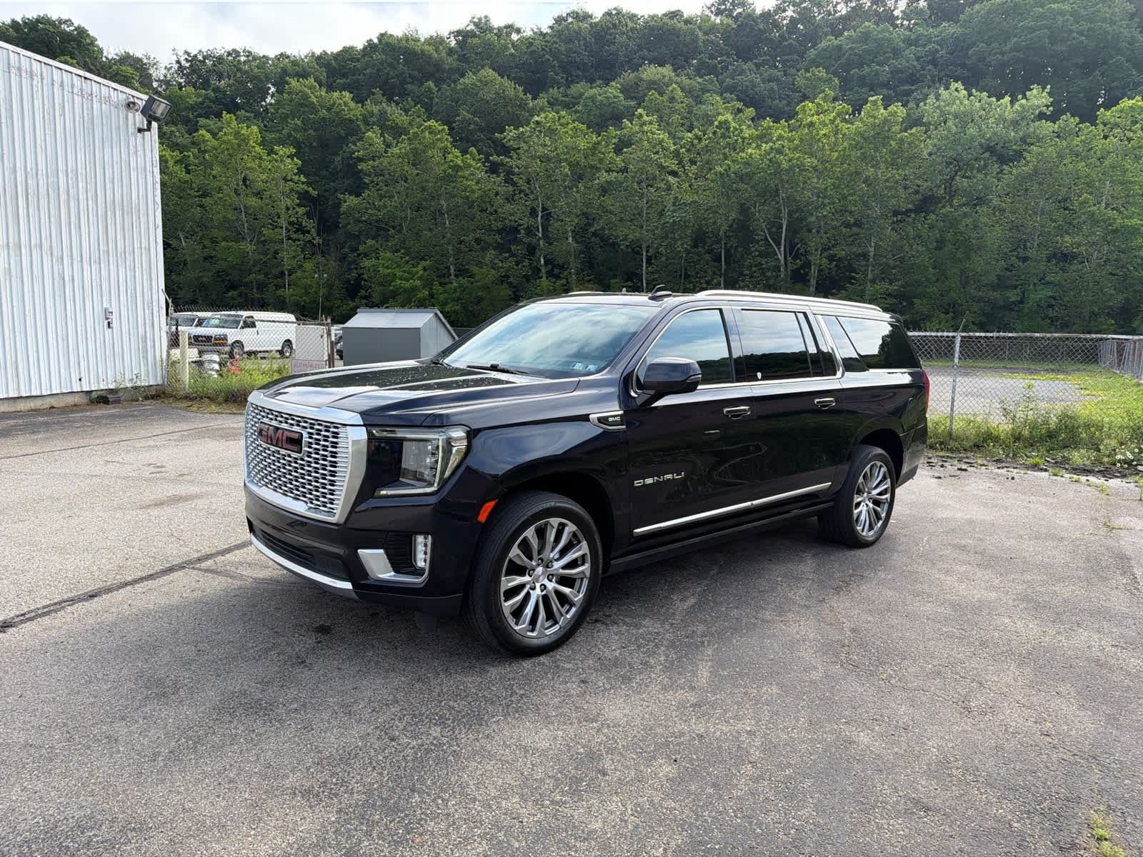 Used 2021 GMC Yukon XL Denali w/ Denali Premium Package AWD/4WD image 8