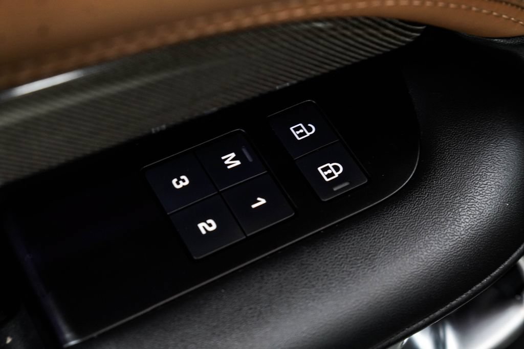 Used 2023 Land Rover Discovery Metropolitan Edition AWD/4WD image 48