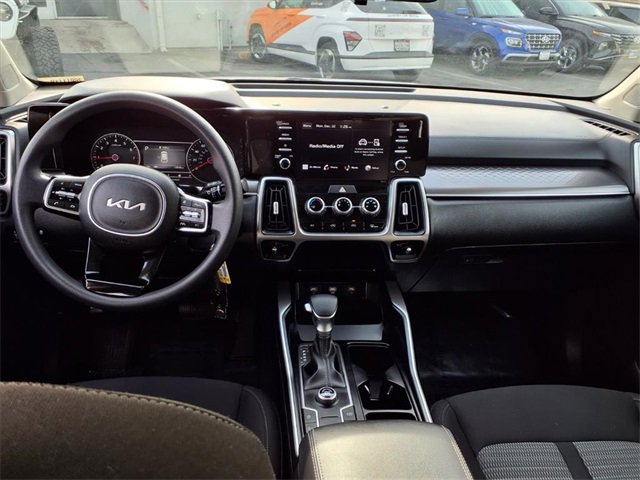 Used 2023 Kia Sorento LX image 10