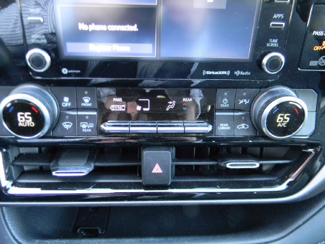 Used 2022 Toyota Highlander LE AWD/4WD image 13