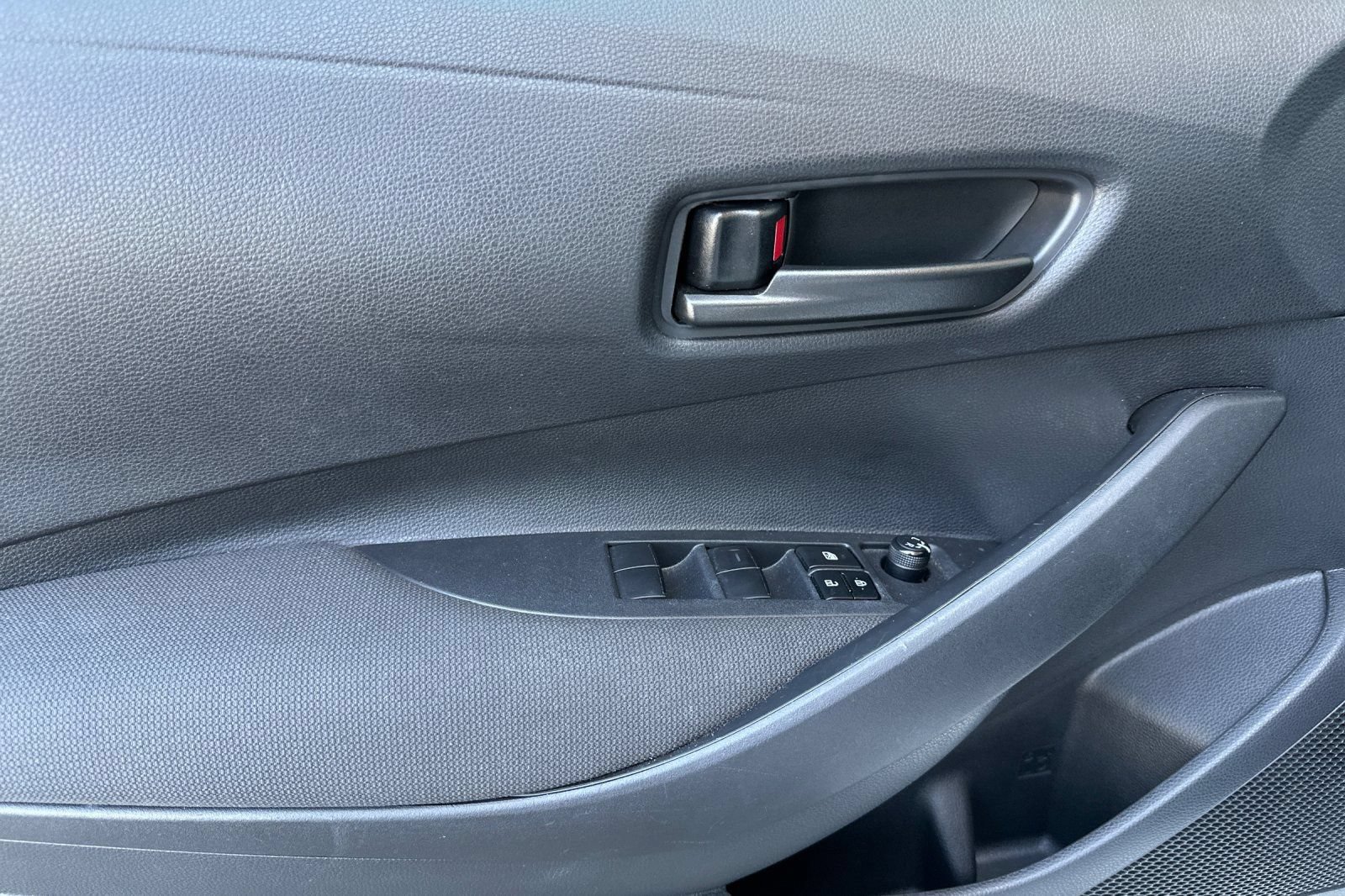 Used 2025 Toyota Corolla LE FWD image 11