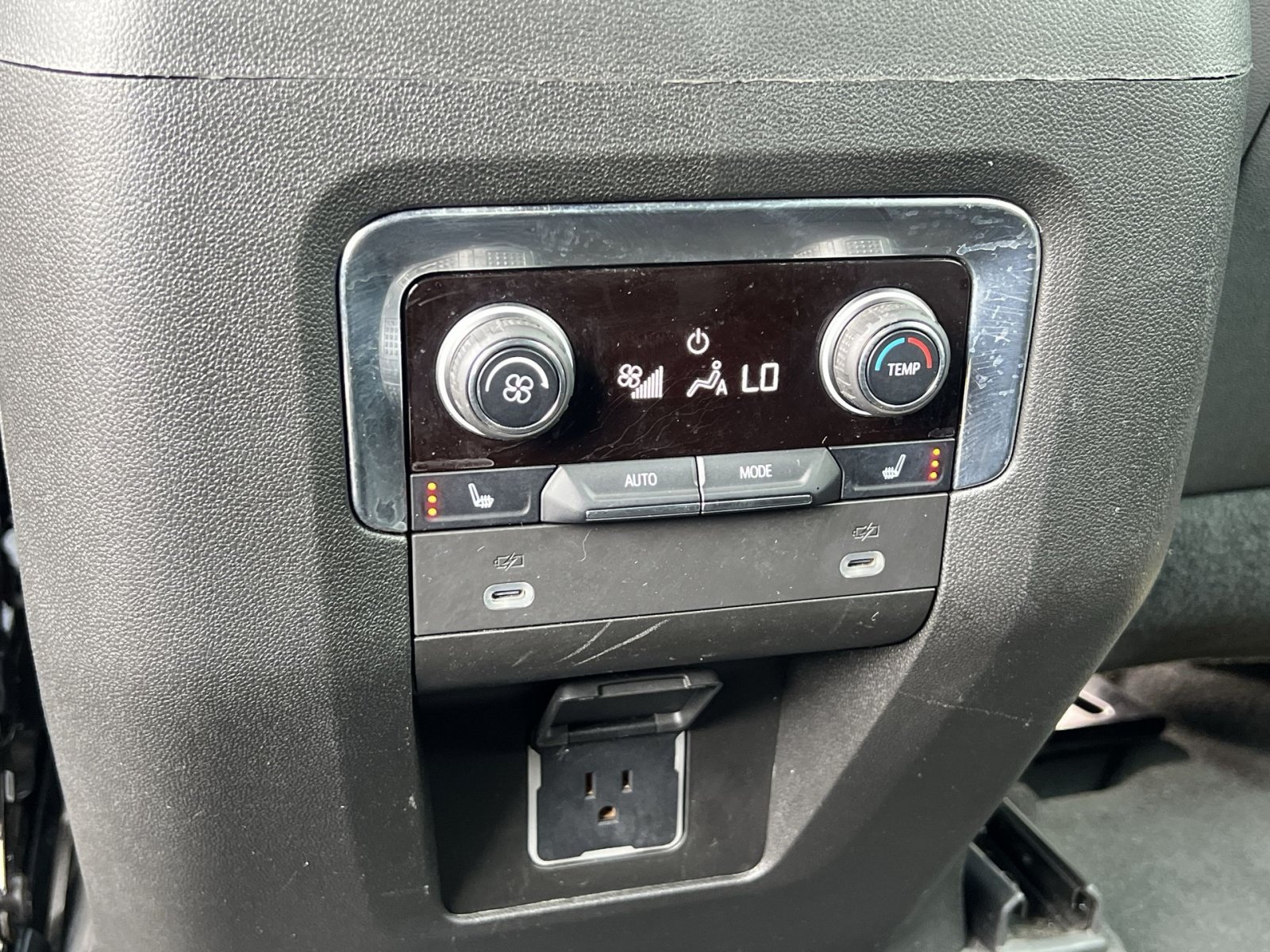 Used 2022 Chevrolet Suburban Z71 w/ Z71 Off-Road Package AWD/4WD image 34