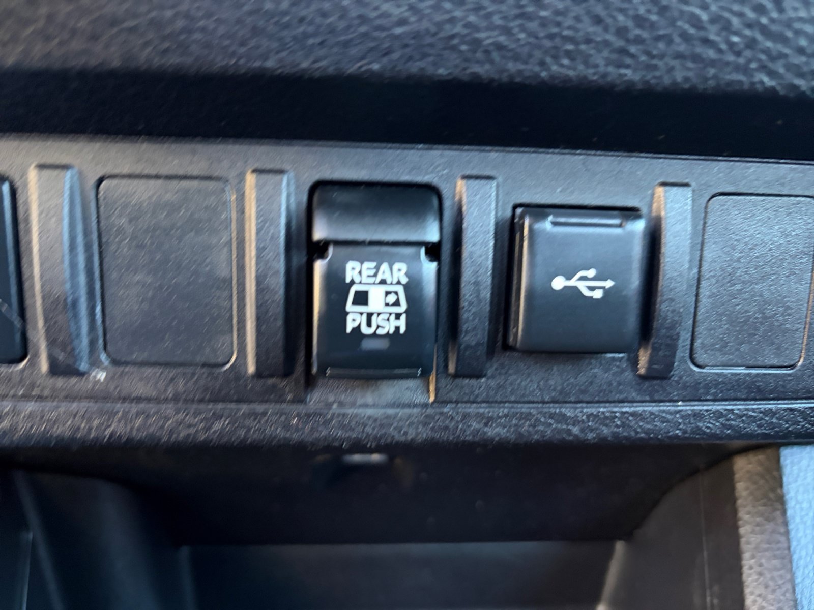 Used 2020 Toyota Tacoma SR5 AWD/4WD image 29