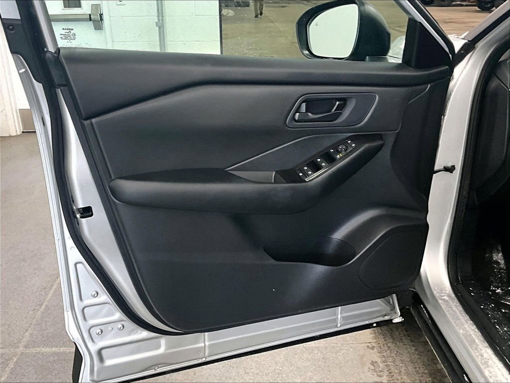 Used 2024 Nissan Rogue S image 9