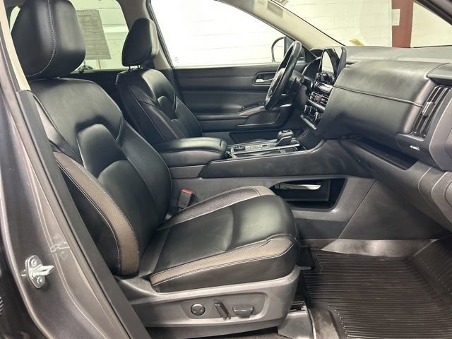 Used 2023 Nissan Pathfinder SL w/ Black Appearance Package image 18