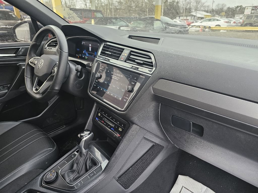 Used 2024 Volkswagen Tiguan SE R-Line image 40