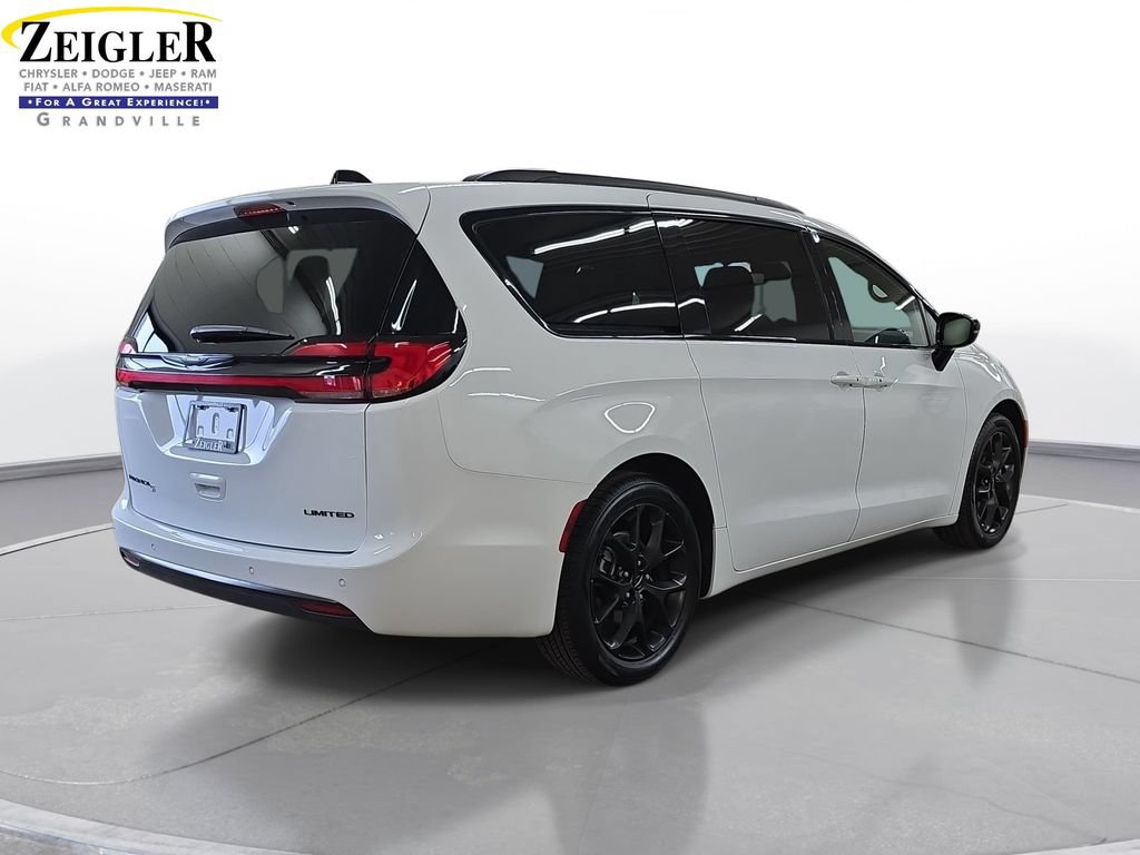 Certified 2025 Chrysler Pacifica Limited FWD image 5