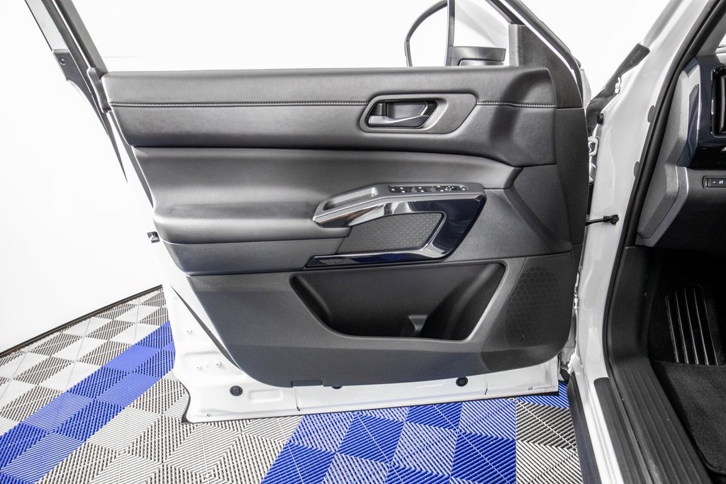 Used 2025 Nissan Pathfinder SV image 15