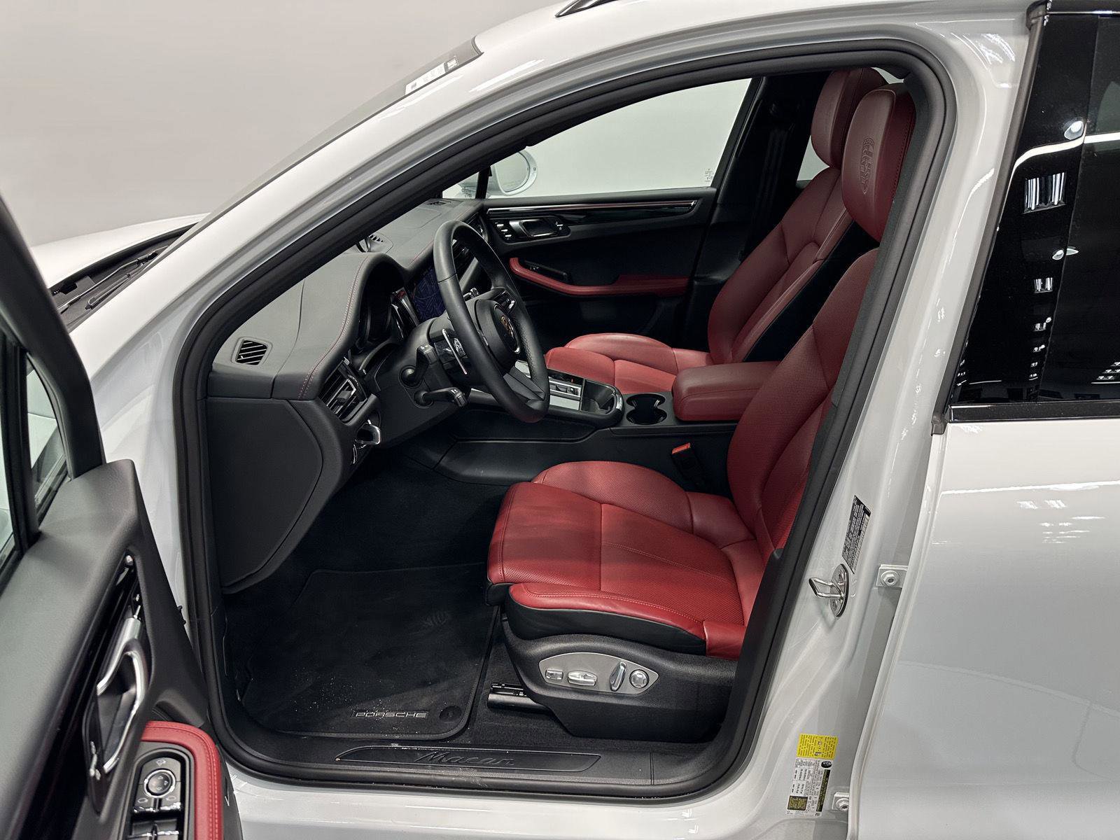 Certified 2025 Porsche Macan image 17
