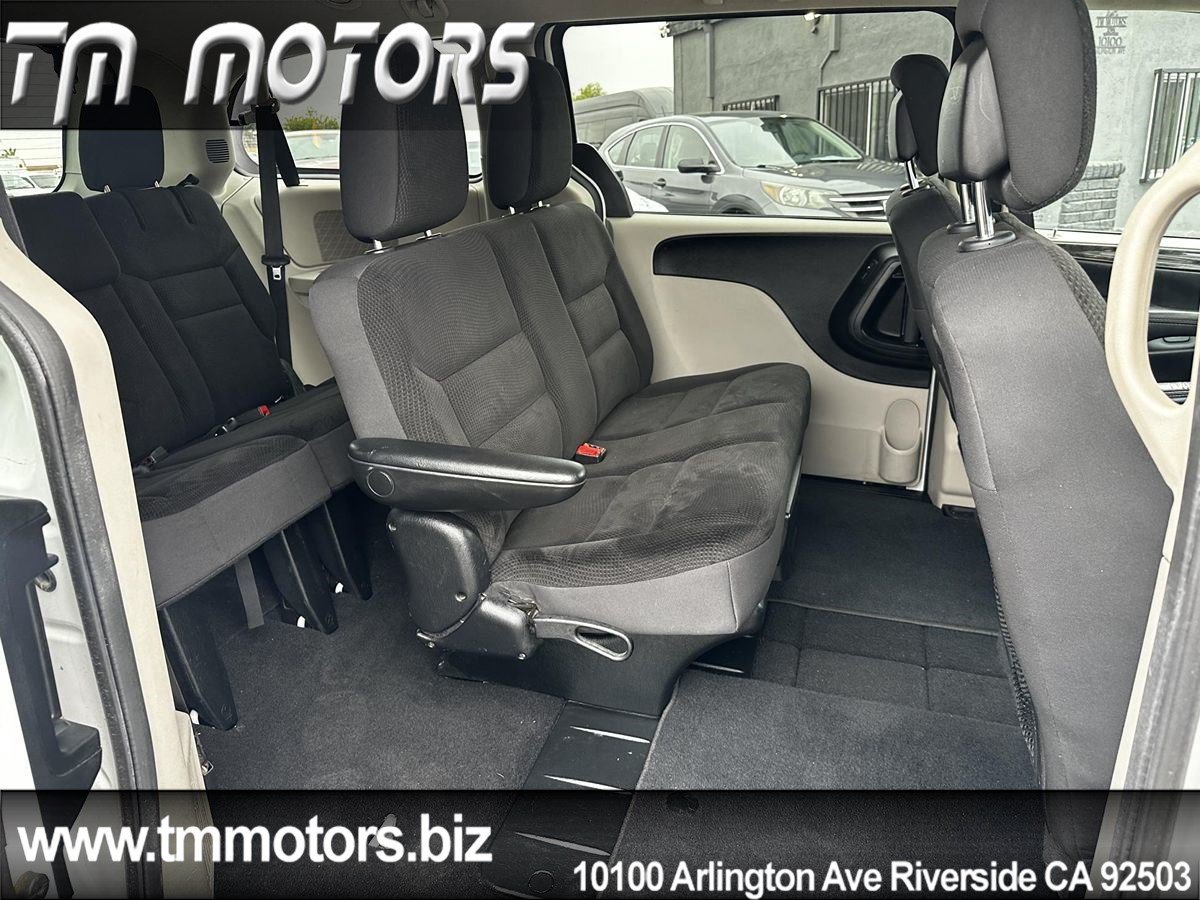 Used 2018 Dodge Grand Caravan SE FWD image 17