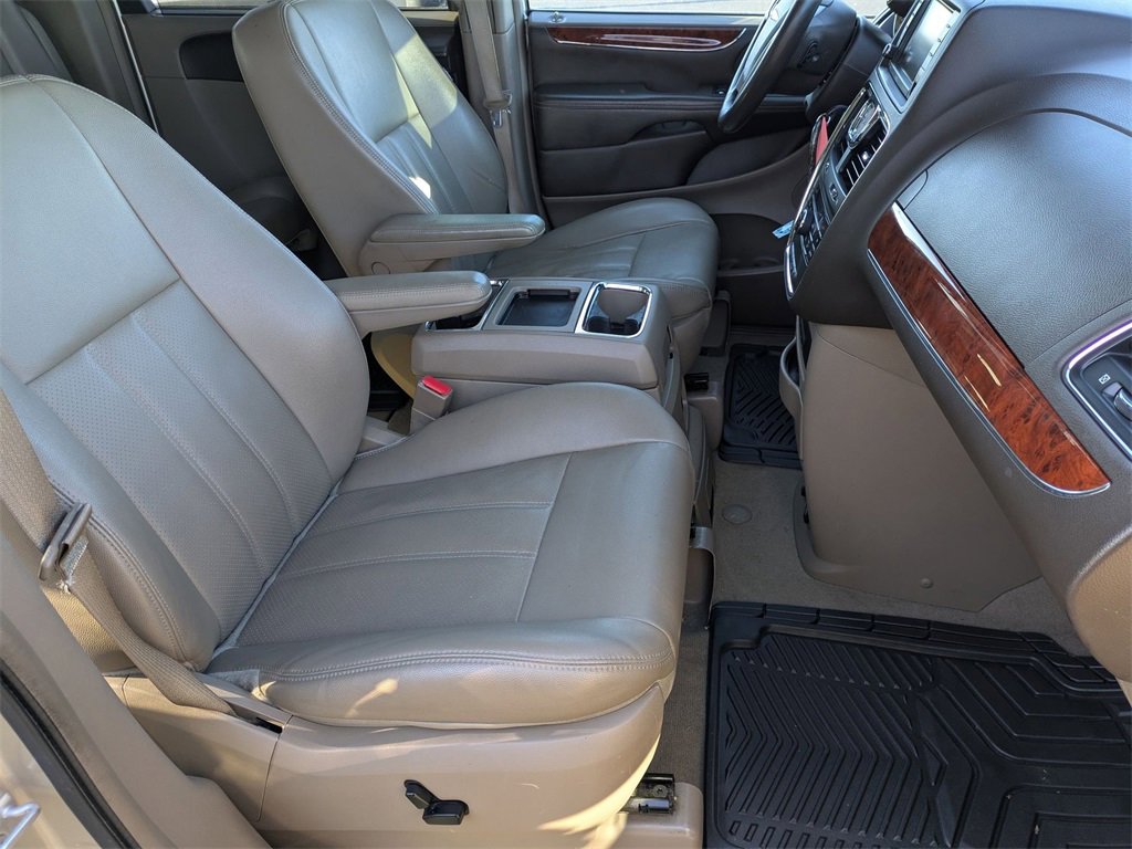 Used 2014 Chrysler Town & Country Touring-L w/ Driver Convenience Group image 22