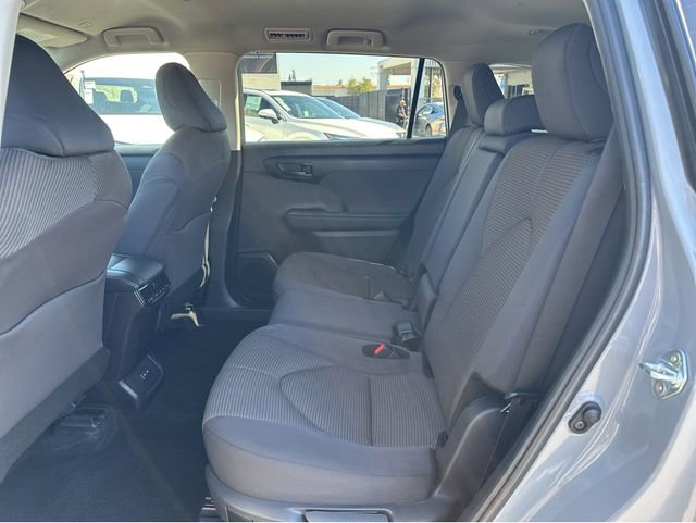 Used 2024 Toyota Highlander LE FWD image 8
