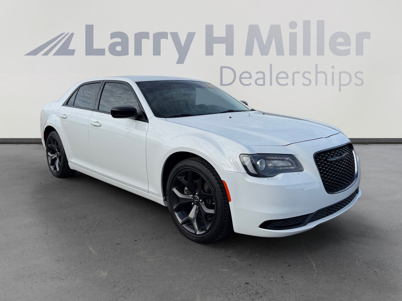 Used 2023 Chrysler 300 Touring w/ Sport Appearance Package image 7