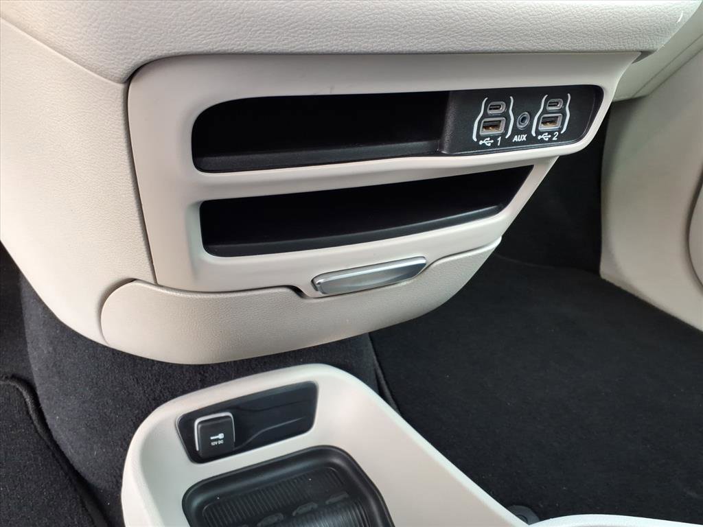 Used 2023 Chrysler Pacifica Touring-L image 11