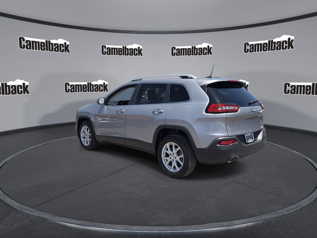 Used 2018 Jeep Cherokee Latitude Plus w/ Comfort/Convenience Group FWD image 5