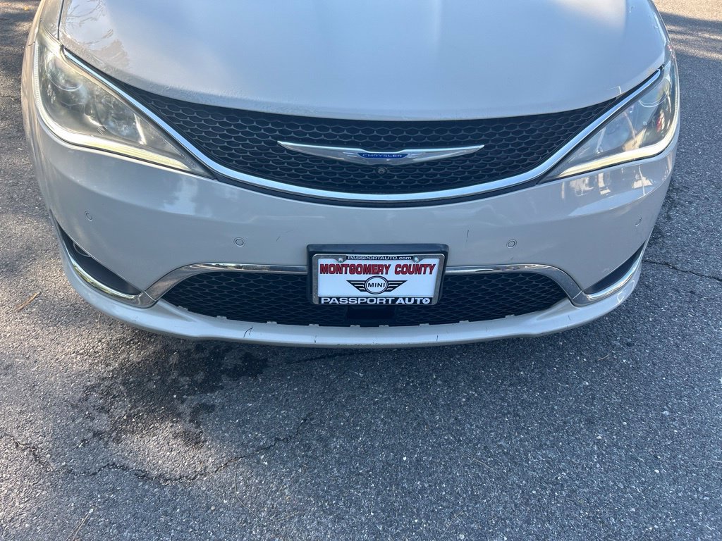 Used 2019 Chrysler Pacifica Limited w/ Advanced Safetytec Group FWD image 11