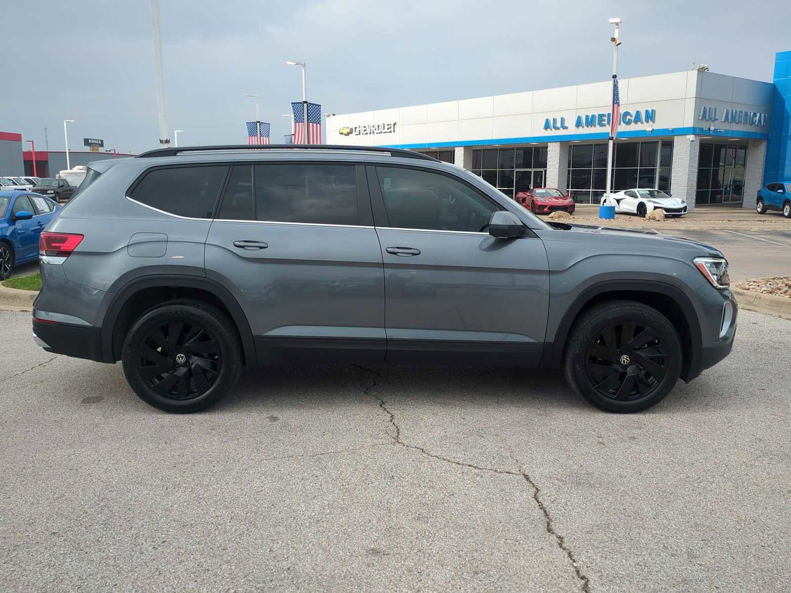 Used 2024 Volkswagen Atlas SE w/ Black Wheel Package FWD image 9