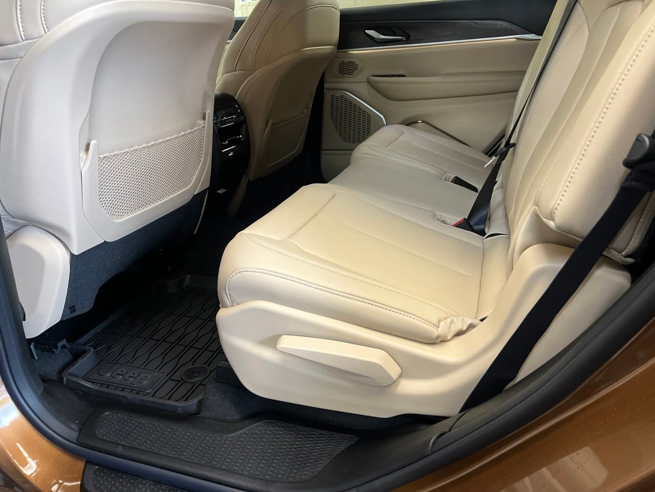 New 2026 Jeep Grand Cherokee L Limited w/ Limited Altitude Package AWD/4WD image 10