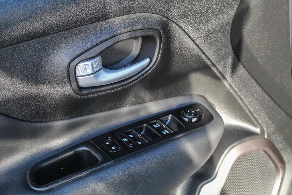 Used 2023 Jeep Renegade Latitude AWD/4WD image 11