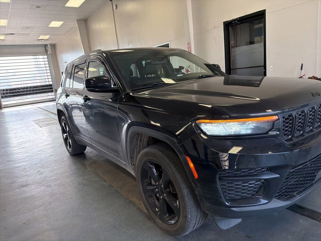 Used 2023 Jeep Grand Cherokee Altitude image 5