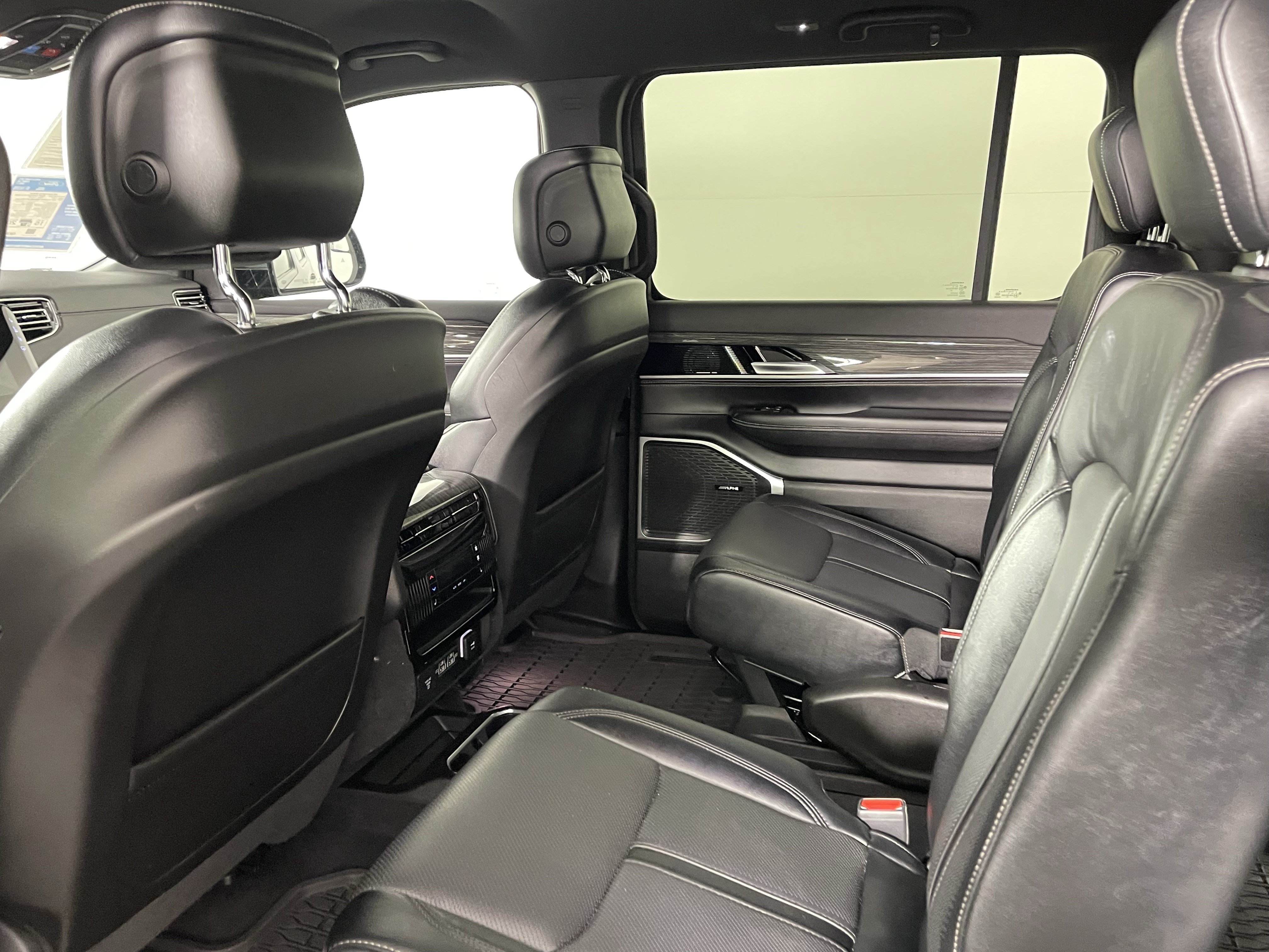 Used 2022 Jeep Wagoneer Series III w/ Flexible Seating Group AWD/4WD image 13