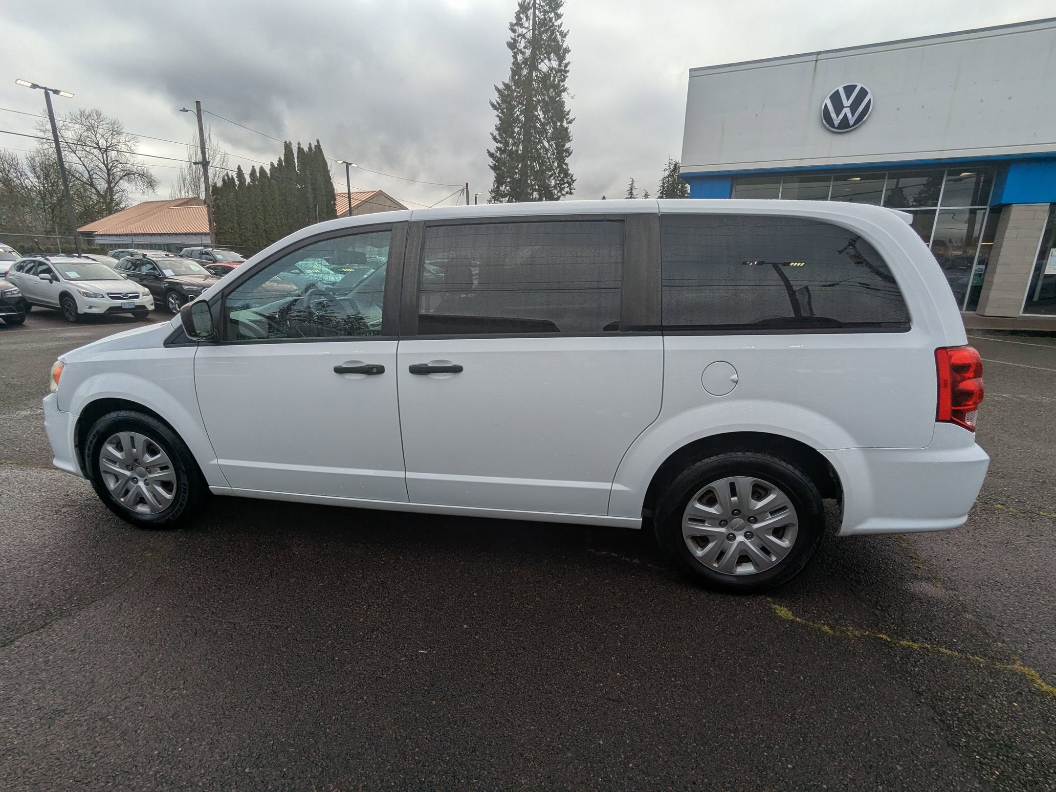 Used 2019 Dodge Grand Caravan SE image 2