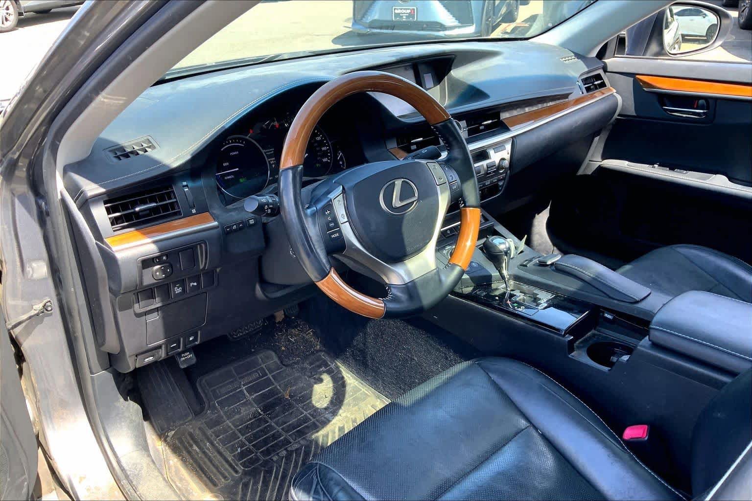 Used 2015 Lexus ES 300h w/ Navigation System Package FWD image 18