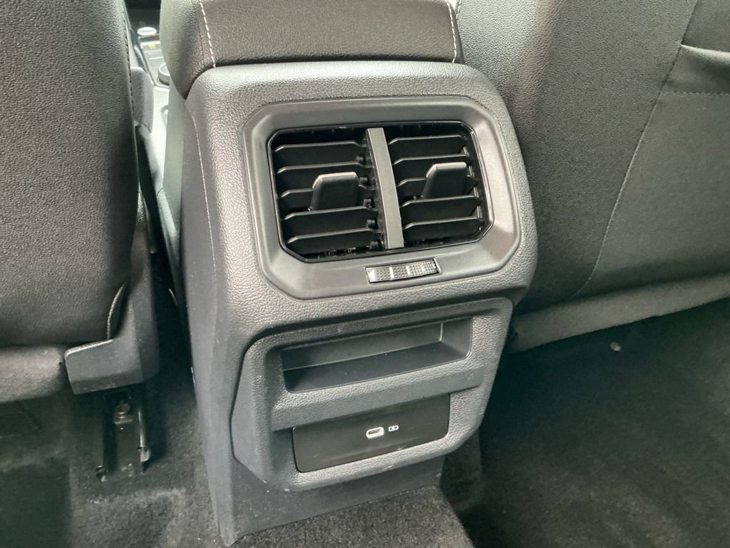 Used 2025 Volkswagen Taos SE image 21