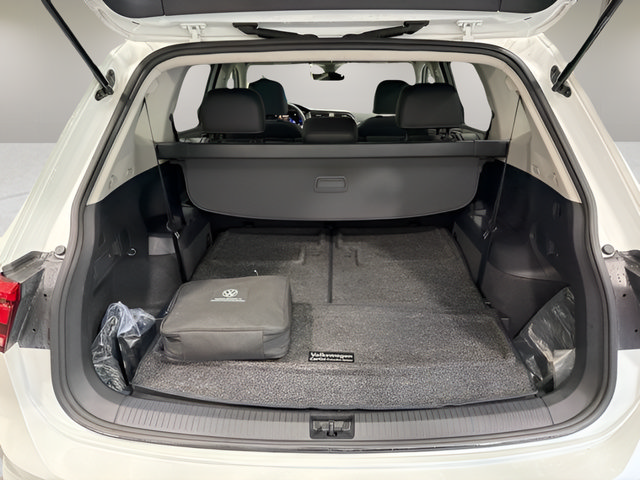 Used 2023 Volkswagen Tiguan SE w/ Panoramic Sunroof Package FWD image 34
