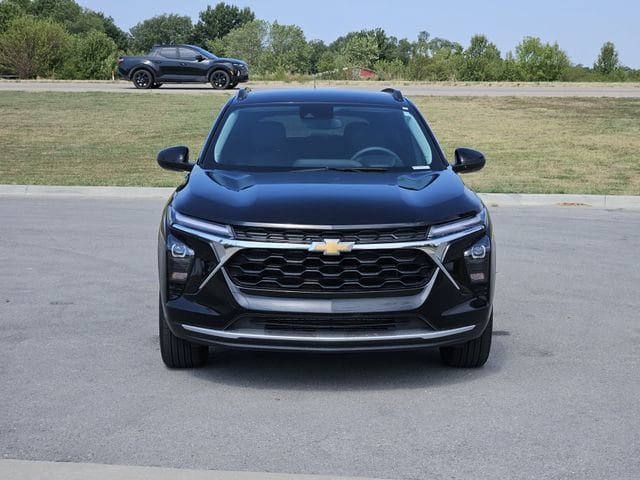 Used 2026 Chevrolet Trax LT FWD image 2