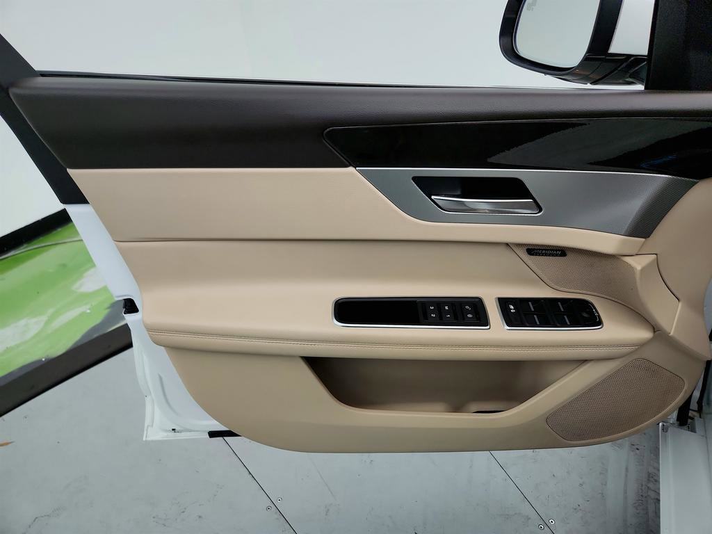 Used 2020 Jaguar XF Prestige image 22