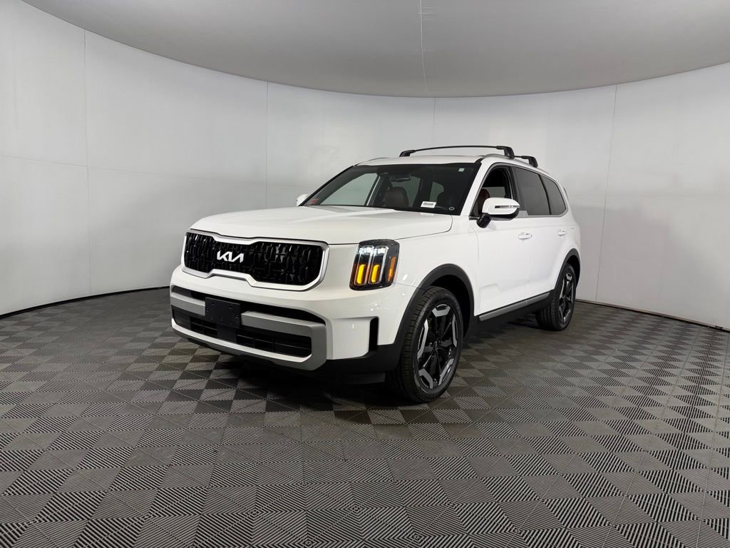 Used 2024 Kia Telluride EX w/ EX Captain's Chair Package FWD image 3