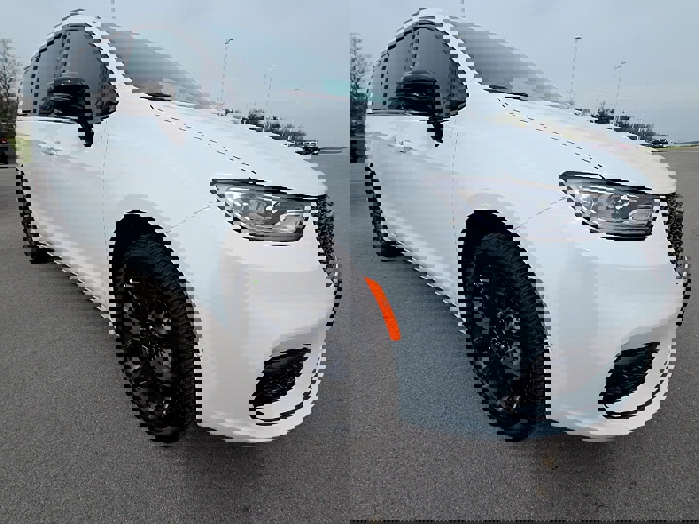 New 2026 Chrysler Pacifica Select image 3