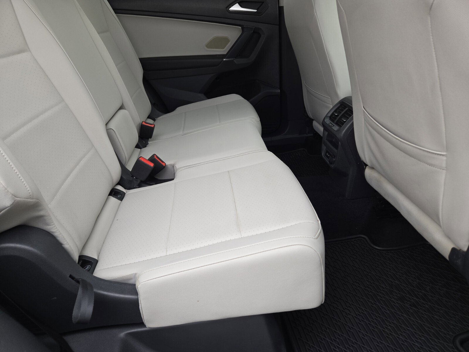 Used 2020 Volkswagen Tiguan SEL image 15