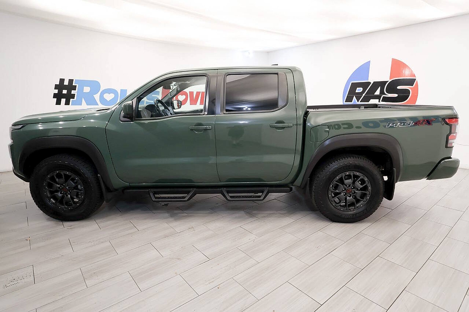 Used 2023 Nissan Frontier PRO-4X w/ Pro-4X Premium Package AWD/4WD image 2