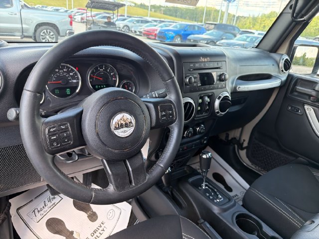 Used 2017 Jeep Wrangler Unlimited Sahara w/ Connectivity Group AWD/4WD image 12