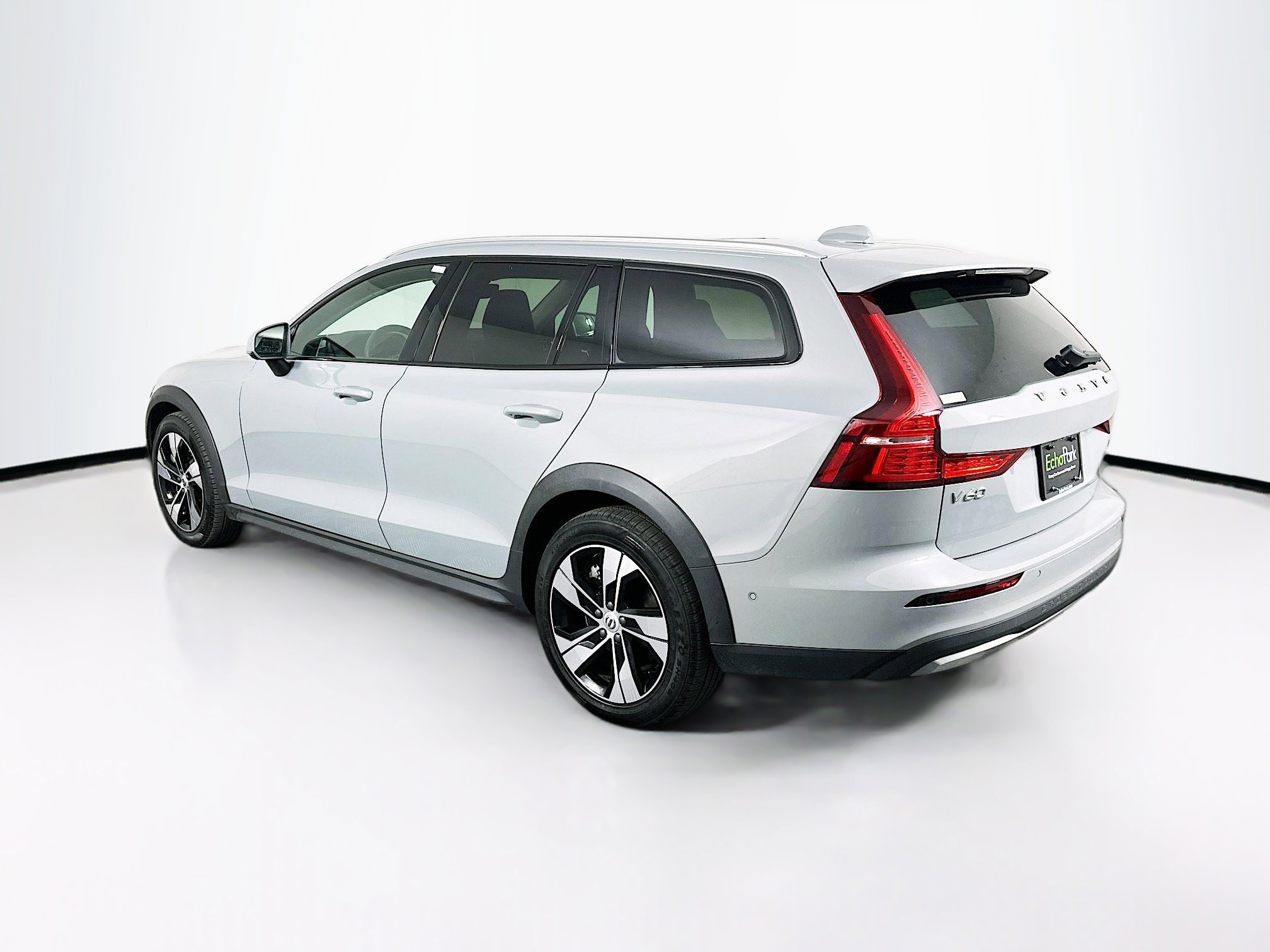 Used 2025 Volvo V60 B5 Cross Country Plus image 5