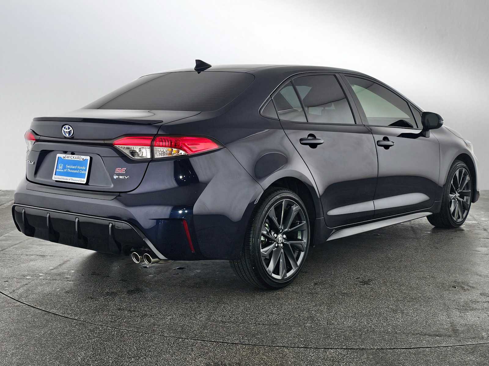 Used 2025 Toyota Corolla SE FWD image 3