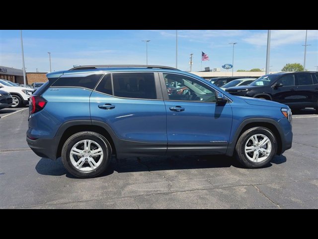 Used 2024 GMC Terrain SLE w/ Driver Convenience Package FWD image 9