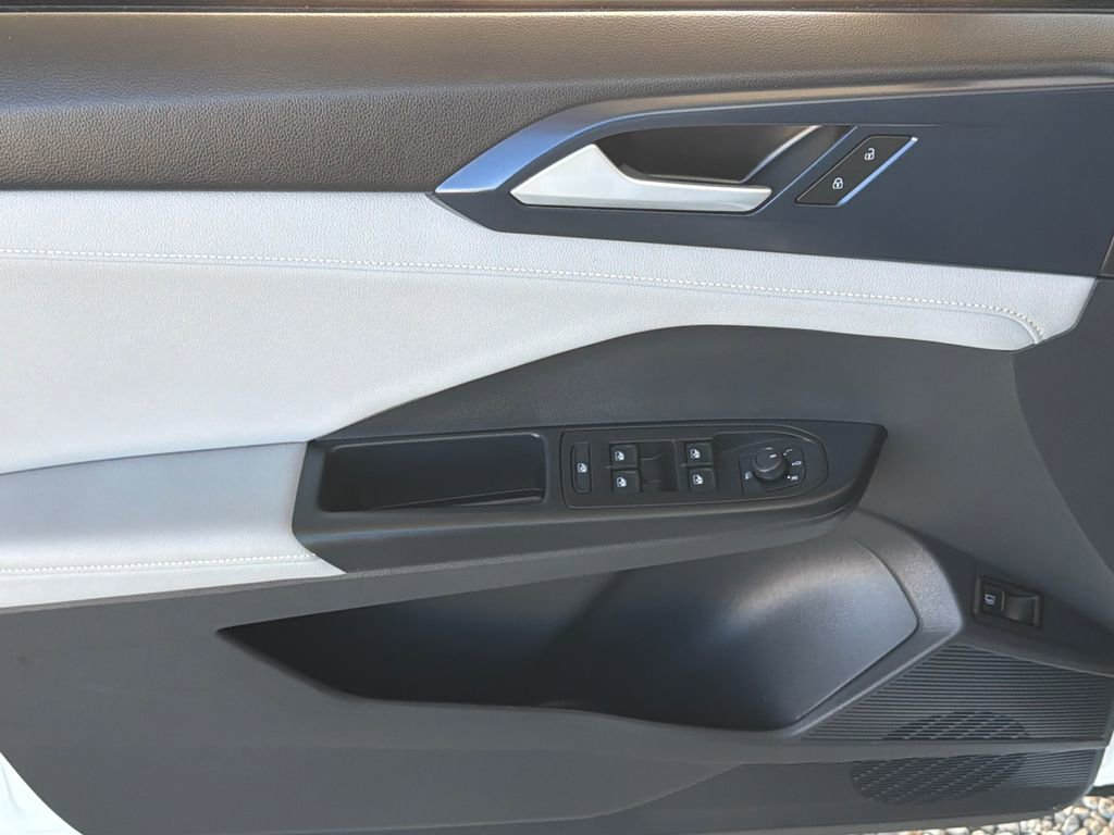 Used 2024 Volkswagen Taos SE w/ Black Wheel Package image 3