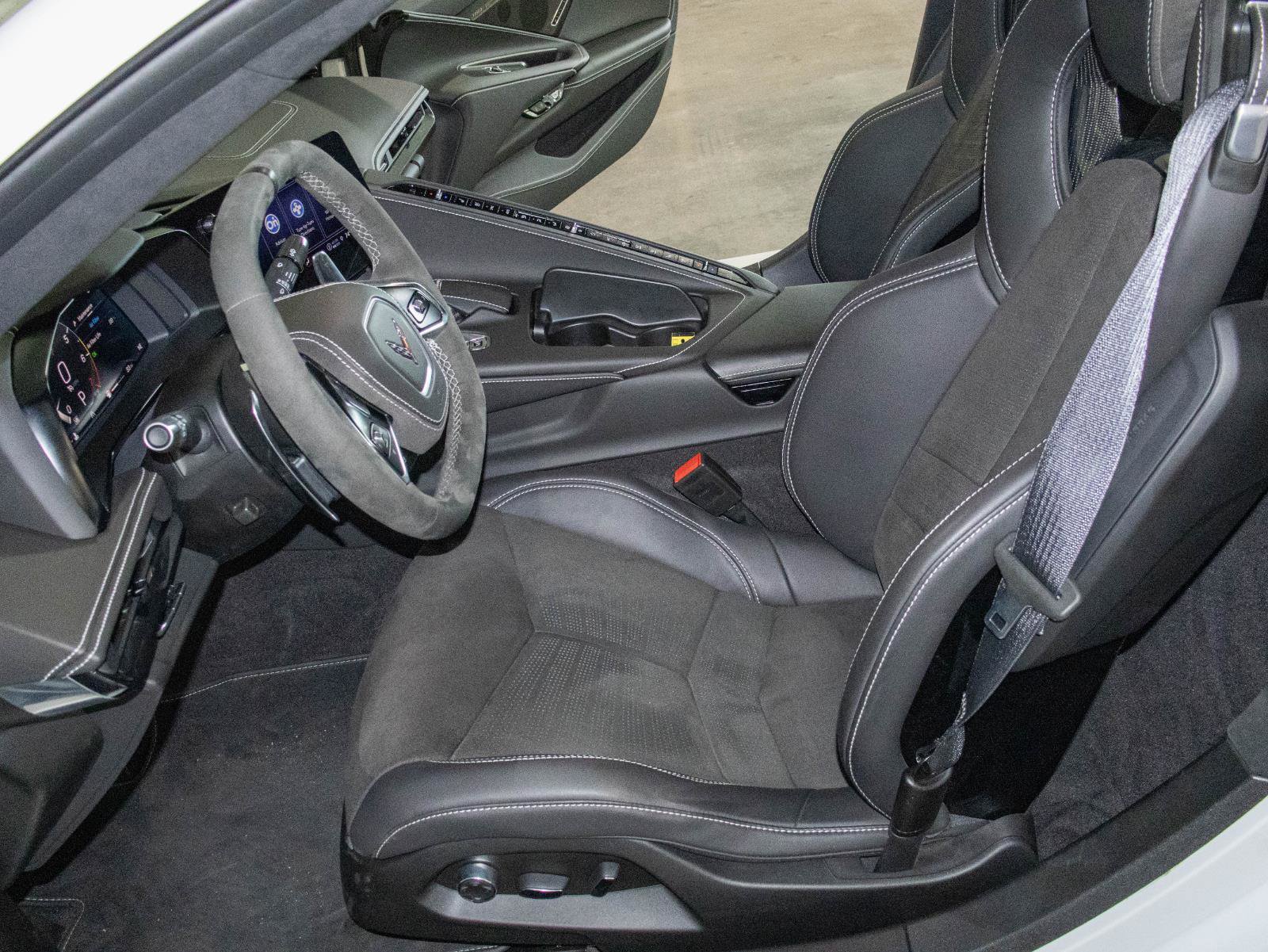 Used 2023 Chevrolet Corvette Stingray Premium Conv w/ Z51 Performance Package RWD image 7