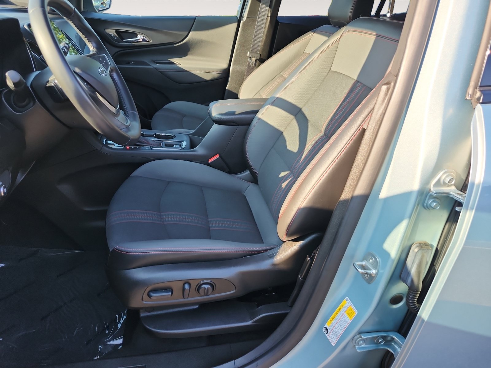 Used 2022 Chevrolet Equinox RS w/ Infotainment Package FWD image 9