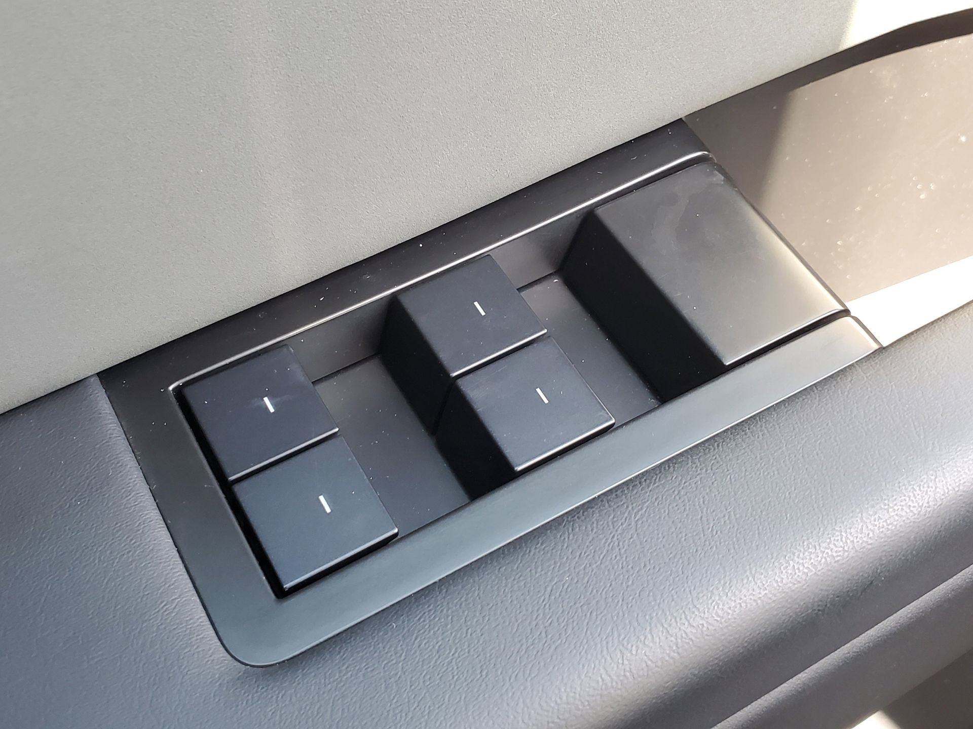 Used 2025 Tesla Cybertruck AWD Crew Cab image 15