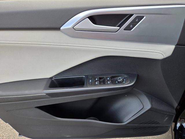 Certified 2025 Volkswagen Taos SE FWD image 18