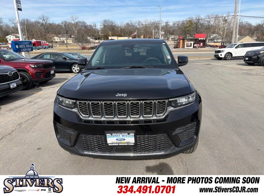 Used 2023 Jeep Grand Cherokee Laredo image 3