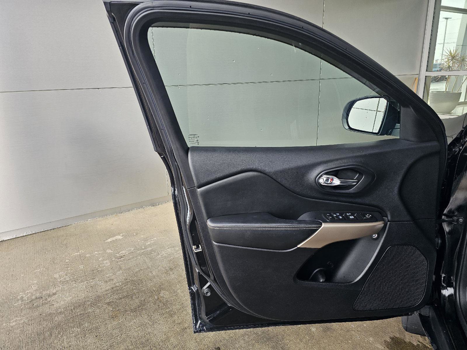 Used 2017 Jeep Cherokee Limited image 18