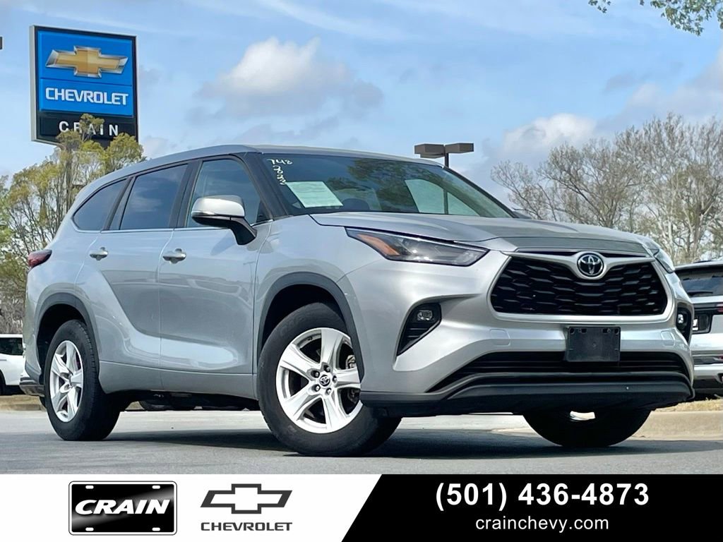 Used 2023 Toyota Highlander LE image 1