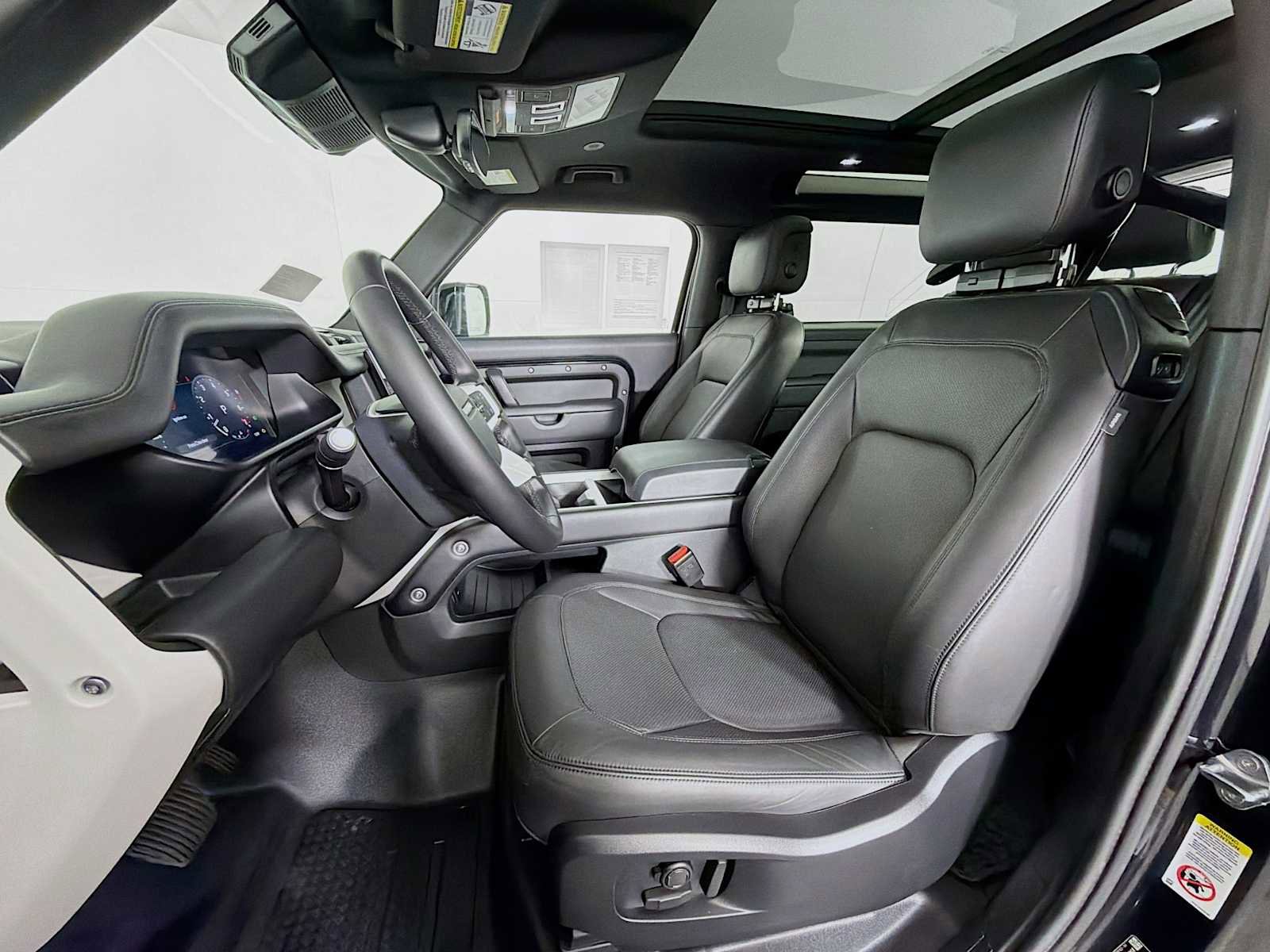 Used 2025 Land Rover Defender 90 X-Dynamic SE image 11