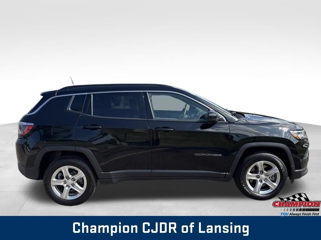 Used 2024 Jeep Compass Latitude AWD/4WD image 9